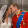 Le premier baiser tant attendu du Prince William et de Kate Middleton à Buckingham Palace le 29 avril 2011