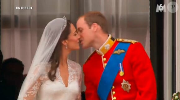 Le premier baiser tant attendu du Prince William et de Kate Middleton à Buckingham Palace le 29 avril 2011
