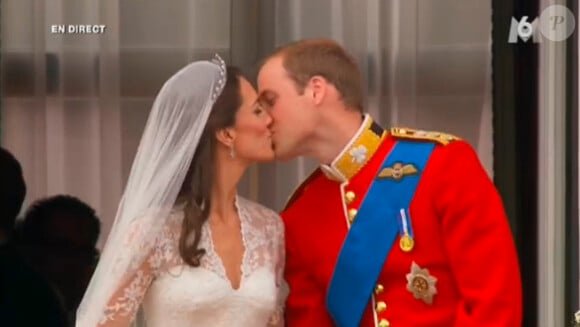 Le premier baiser du Prince William et de Kate Middleton à Buckingham Palace le 29 avril 2011