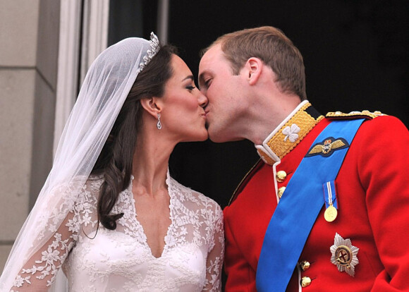 Kate et William officiellement mariés s'embrassent au balcon de Buckingham Palace, le 29 avril 2011