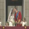 Le Prince William et la Princesse Catherine s'embrassent après leur mariage, sur le balcon de Buckingham Palace, le 29 avril 2011
