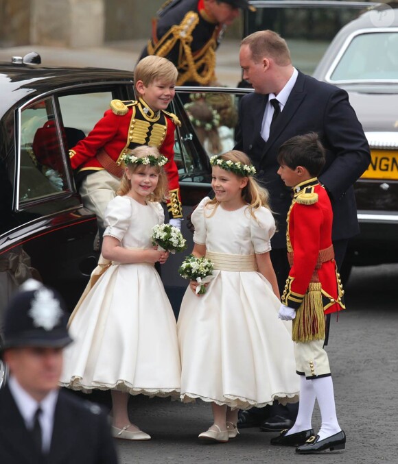 Au mariage du prince William et de Catherine Middleton, les petites demoiselles d'honneur et les jeunes pages, encadrés par les témoins Harry et Pippa, ont tenu leur rang avec classe !
