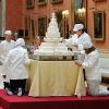 A Buckingham, après l'arrivée des mariés, la pâtissière Fiona Cairns a dévoilé le gâteau confectionné pour les mariés, le 29 avril 2011.