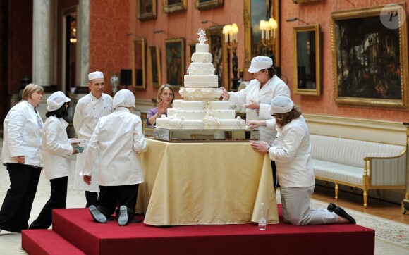 A Buckingham, après l'arrivée des mariés, la pâtissière Fiona Cairns a dévoilé le gâteau confectionné pour les mariés, le 29 avril 2011.