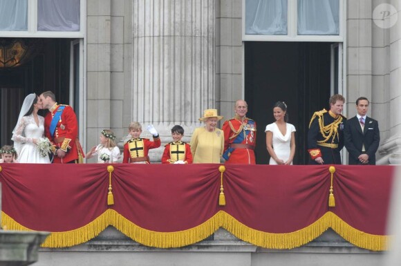 Les quelques minutes passées par William et Catherine au balcon de Buckingham Palace, vers 14h25 (heure française), en coompagnie du couple royal, de leurs témoins, de leurs demoiselles d'honneur et pages, ont enchanté le public, qui s'est délecté de leur tendre baiser !
