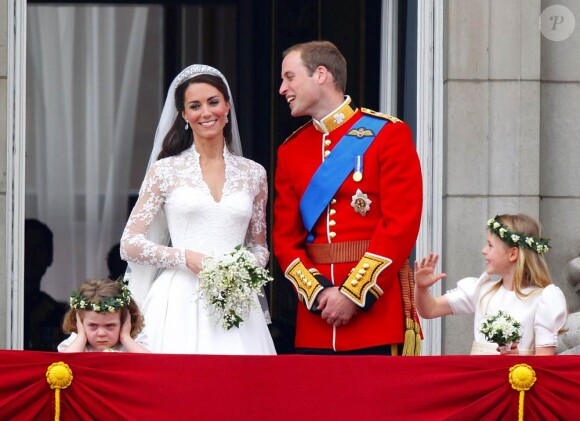 Les quelques minutes passées par William et Catherine au balcon de Buckingham Palace, vers 14h25 (heure française), en coompagnie du couple royal, de leurs témoins, de leurs demoiselles d'honneur et pages, ont enchanté le public, qui s'est délecté de leur tendre baiser !