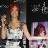 Rihanna pose au côté du flacon de Reb'l Fleur, son nouveau parfum