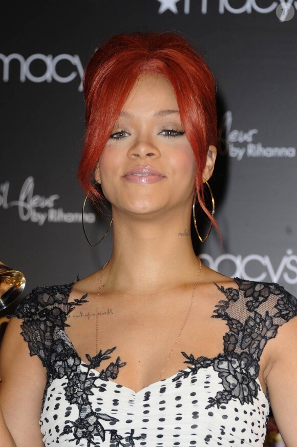 Rihanna présente son nouveau parfum Reb'l Fleur à New York le 29 avril à Macy's.