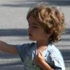 Camila Alves, en balade avec son fils Levi, pour aller à la boulangerie le 22 avril 2011 à Hollywood.