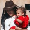 Camila Alves et sa petite fille Vida en train de se promener à Malibu le 23 avril 2011.