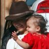 Camila Alves et sa petite fille Vida en train de se promener à Malibu le 23 avril 2011.