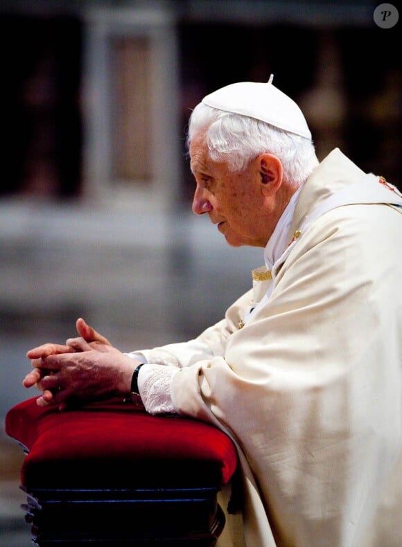 Le pape Benoit XVII se recueille lors de la cérémonie de béatification du pape Jean-Paul II le 1er mai 2011 à Rome