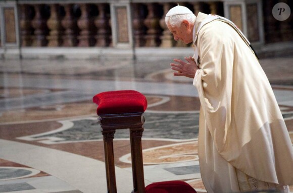 Benoit XVI, qui a succédé à Jean-Paul II en tant que pape, se receuille le 1er mai 2011 au cours des cérémonies de béatification de ce dernier.