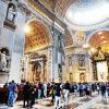 Après la béatification dimanche, les fidèles ont pu se receuillir dans la Basilisque Saint Pierre sur la dépouille du Pape Jean-Paul II dimancher 1er mai