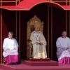 Le pape Benoit XVI sous la tapisserie de Jean-Paul II lors de la cérémonie de béatification de ce dernier à Rome le 1er mai 2011