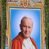 Une tapisserie géante représentant Jean-Paul II lors de sa cérémonie de béatification à Rome le 1er mai 2011