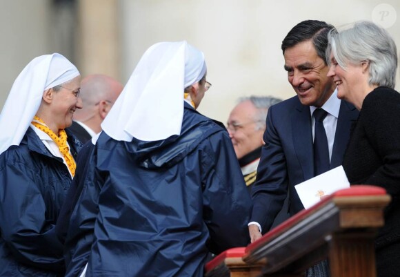 Le premier ministre François Fillon et sa femme Pénélope lors de la cérémonie de béatification du pape Jean-Paul II à Rome le 1er mai 2011