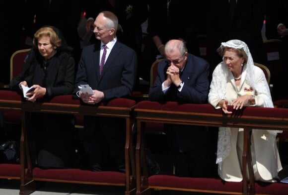 La princesse Marie Aglae et le prince Hans-Adam II du Liechtenstein, le roi Albert et la reine Paola de Belgique lors de la cérémonie de béatification du pape Jean-Paul II à Rome le 1er mai 2011