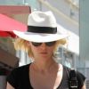 January Jones, prise le 2 mai près de Santa Monica est tout à fait sublime en noir et blanc. Le noir affine sa taille avec style !