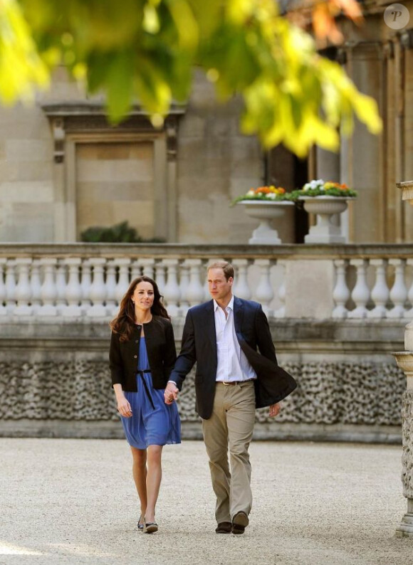Kate Middleton et William, lors de leur première sortie officielle après leur mariage. Elle porte une robe Zara bleue.