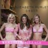Elizabeth Hurley inaugure son nouveau magasin à Wertheim en Allemagne, coupe le ruban entourée de deux charmants mannequins et joue à la vendeuse ! 3 mai 2011