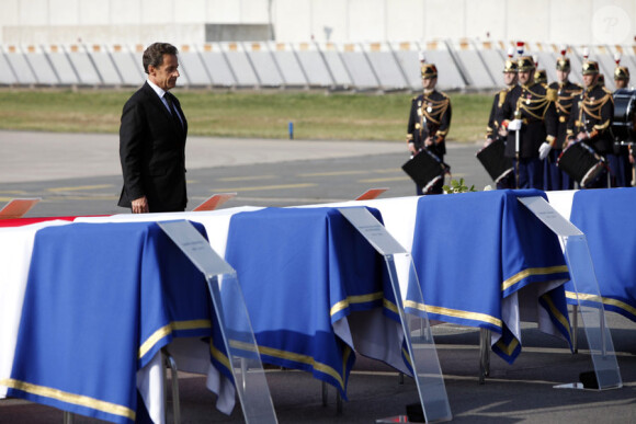 Nicolas Sarkozy sur le pavillon de l'aéroport d'Orly le 3 mai 2011 pour rendre hommage aux victimes rapatriées de l'attentat de Marrakech.