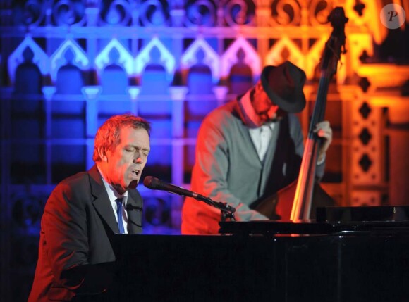 Hugh Laurie en concert à l'Union Chapel de Londres, le 4 mai 2011. Il sera en concert à Paris le 11 mai.