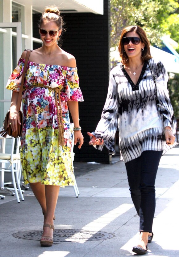 Jessica Alba et une amie, lors d'une promenade dans la Cité des Anges, le 5 mai 2011