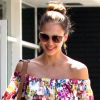 Jessica Alba tout sourire lors d'une balade colorée à Los Angeles