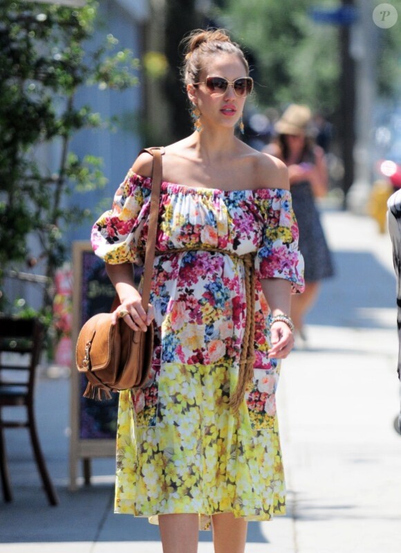 Jessica Alba rend hommage à la mode italienne en robe D&G avec un sac Gucci. Le 5 mai à Los Angeles