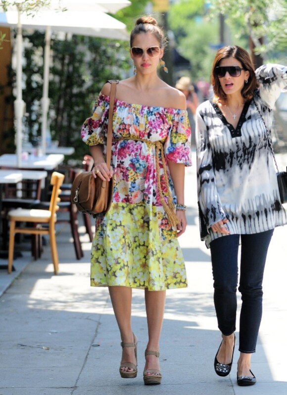 Jessica Alba rend hommage à la mode italienne en robe D&G avec un sac Gucci. Le 5 mai à Los Angeles