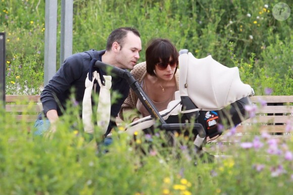 Andres Iniesta et sa compagne Ana font attention à bébé qui a tout juste un mois le 5 mai 2011