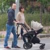 Andres Iniesta et Ana Ortiz sortent dans les rues de Barcelone avec bébé Valéria dans la poussette, le 5 mai 2011