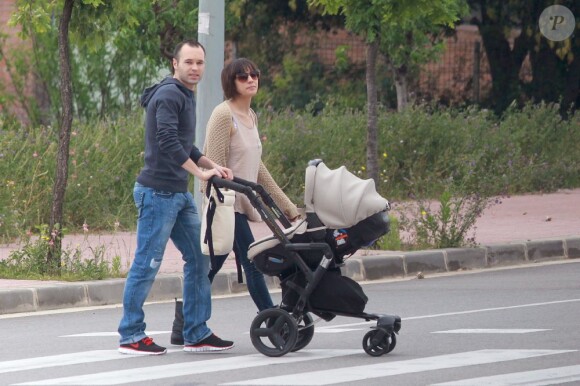 Andres Iniesta et Ana Ortiz sortent dans les rues de Barcelone avec bébé Valéria dans la poussette, le 5 mai 2011