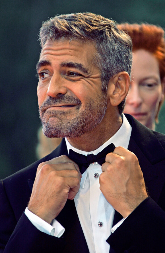 George Clooney fait une grimace sur le tapis rouge du festival de Venise en 2007