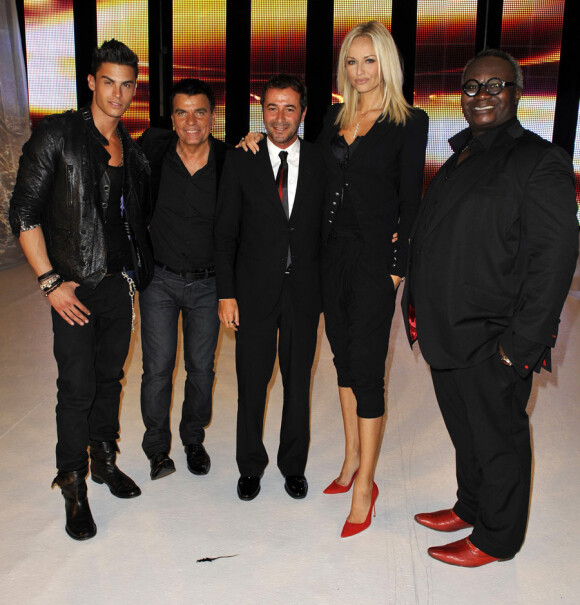 Adriana Karembeu entourée de Bernard Montiel, Magloire, Baptiste Giabiconi et Donmiqie Damien Réhél lors de l'ouverture du Festival international des jeunes créateurs de mode de Dinard, le 6 mai 2011