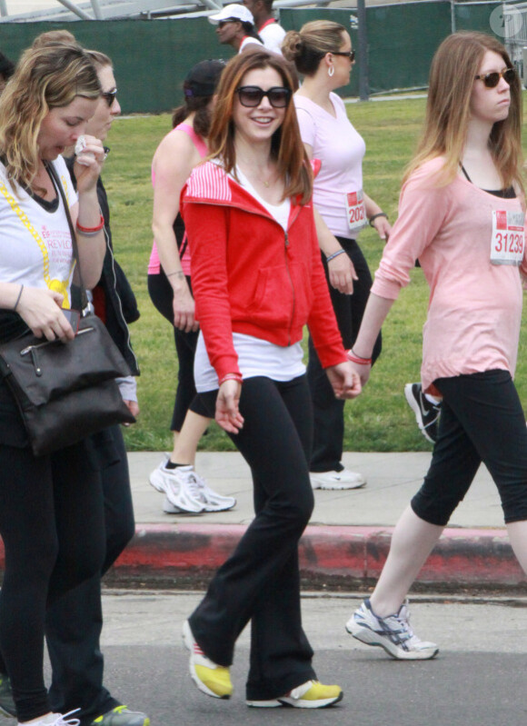 Alyson Hannigan participe à la 18ème marche des Femmes organisée par Revlon, à Los Angeles, le 7 mai 2011