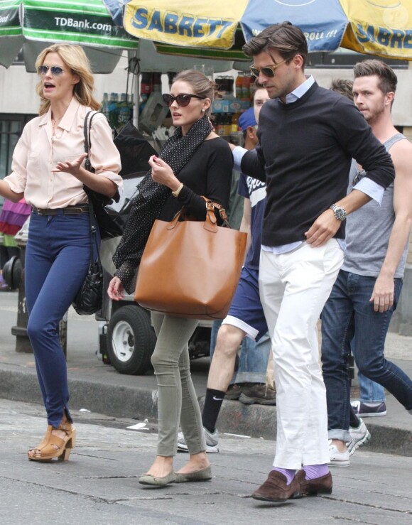 Olivia Palermo et son amoureux Johannes Huebl dans les rues du quartier de Soho à New York, le 8 mai 2011.