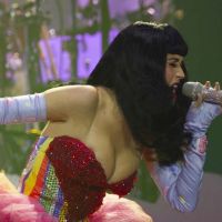 Katy Perry défie les lois de la gravité, Russell Brand barbote en petite tenue !