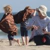 Marcia Cross et ses jumelles Eden et Savannah passent du bon temps à la plage à Santa Monica, Los Angeles, le 22 avril 2011.