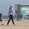 Marcia Cross et ses jumelles Eden et Savannah passent du bon temps à la plage à Santa Monica, Los Angeles, le 22 avril 2011.