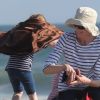 Marcia Cross et ses jumelles Eden et Savannah passent du bon temps à la plage à Santa Monica, Los Angeles, le 22 avril 2011.