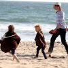 Marcia Cross et ses jumelles Eden et Savannah passent du bon temps à la plage à Santa Monica, Los Angeles, le 22 avril 2011.