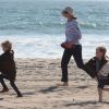 Marcia Cross et ses jumelles Eden et Savannah passent du bon temps à la plage à Santa Monica, Los Angeles, le 22 avril 2011.