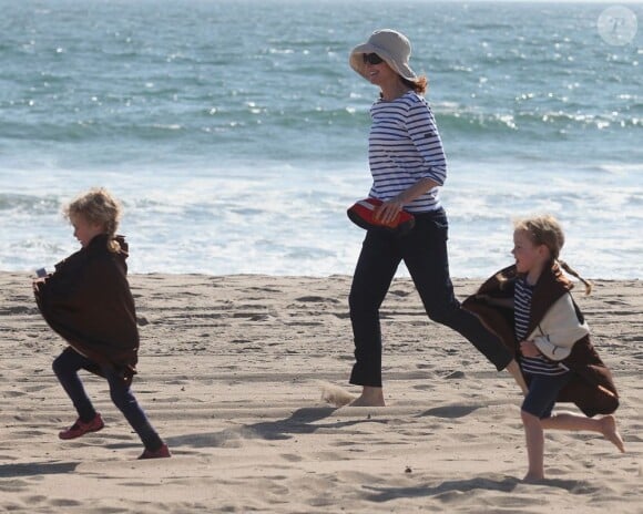 Marcia Cross et ses jumelles Eden et Savannah passent du bon temps à la plage à Santa Monica, Los Angeles, le 22 avril 2011.