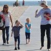 Marcia Cross et ses jumelles Eden et Savannah passent du bon temps à la plage à Santa Monica, Los Angeles, le 22 avril 2011.