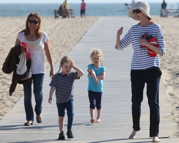 Marcia Cross et ses jumelles Eden et Savannah passent du bon temps à la plage à Santa Monica, Los Angeles, le 22 avril 2011.