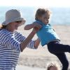 Marcia Cross fait découvrir à sa petite Eden la joie des jeux de plage lors d'une journée à la plage à Santa Monica, Los Angeles, le 22 avril 2011.