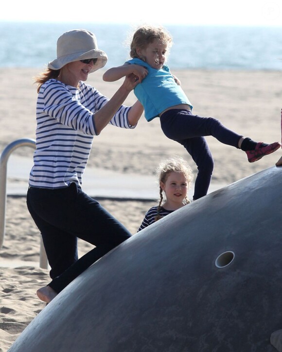 Marcia Cross fait découvrir à sa petite Eden la joie des jeux de plage lors d'une journée à la plage à Santa Monica, Los Angeles, le 22 avril 2011.