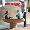 Marcia Cross et ses jumelles Eden et Savannah qui s'amusent sur la plage. Santa Monica, Los Angeles, le 22 avril 2011.